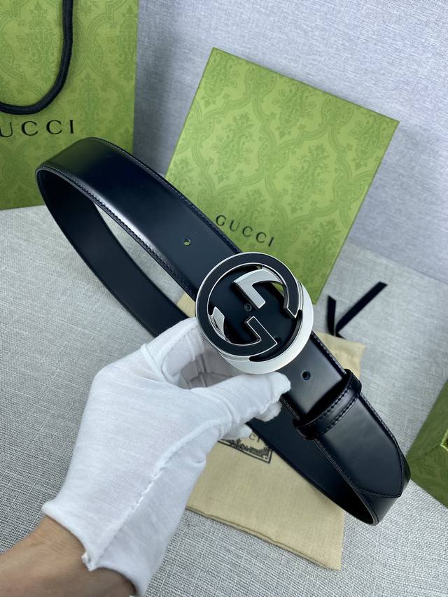 宽度4.0cm gucci 互扣式双G带原单钢扣，源自品牌现代风格典藏设计，对品牌的精巧致敬，于1950年代由Gucci引入，诠释出其精致的马术风格。