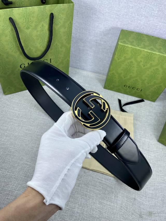 宽度4.0cm gucci 互扣式双G带原单钢扣，源自品牌现代风格典藏设计，对品牌的精巧致敬，于1950年代由Gucci引入，诠释出其精致的马术风格。