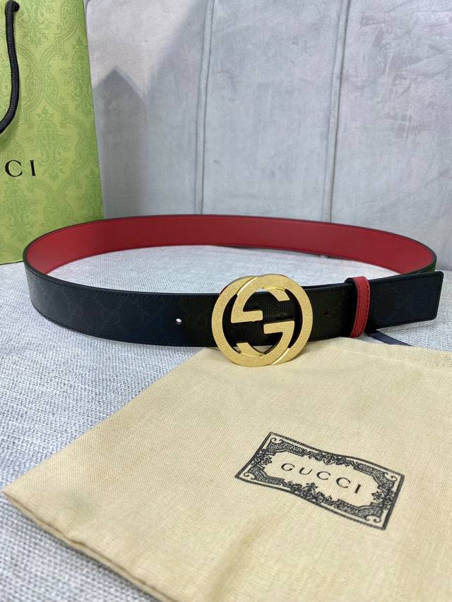 宽度4.0cm gucci 双面腰带，一侧为GG Supreme帆布，反面一侧为枣红色头层小牛皮。配以互扣式双G压砂钢扣采用真空电镀 厚度6.0mm