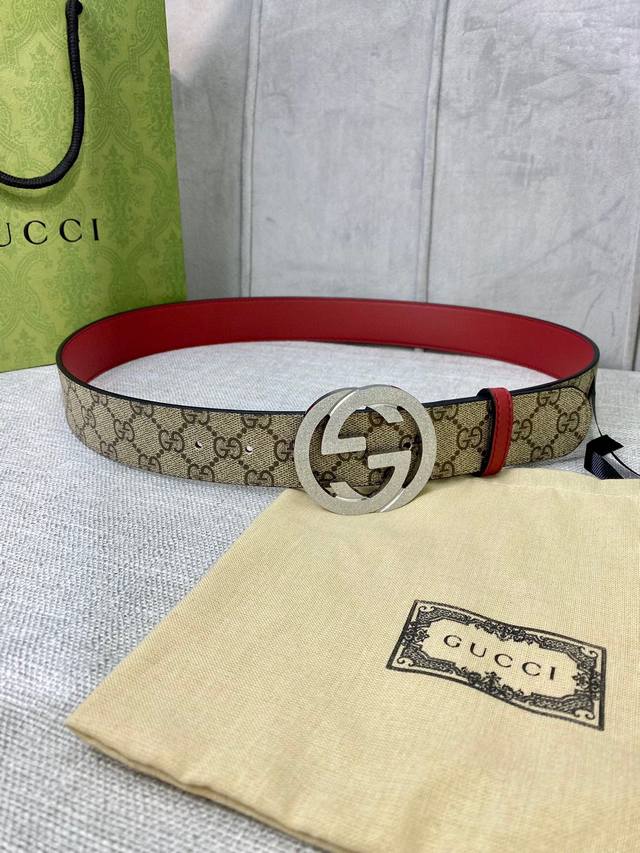 宽度4.0cm gucci 双面腰带，一侧为GG Supreme帆布，反面一侧为枣红色头层小牛皮。配以互扣式双G压砂钢扣采用真空电镀 厚度6.0mm