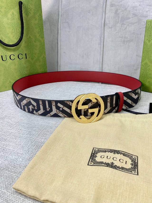 宽度4.0cm gucci 双面腰带，一侧为GG Supreme帆布，反面一侧为枣红色头层小牛皮。配以互扣式双G压砂钢扣采用真空电镀 厚度6.0mm