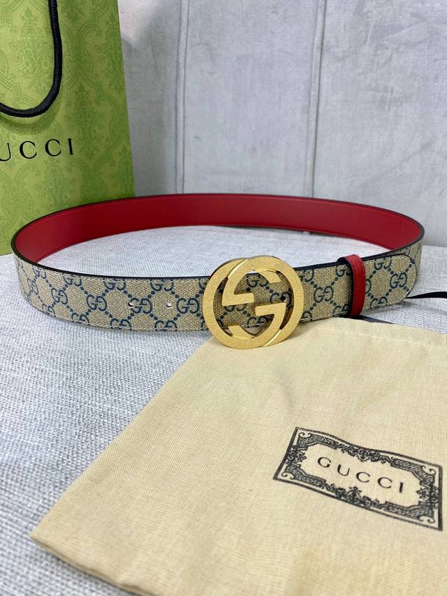 宽度4.0cm gucci 双面腰带，一侧为GG Supreme帆布，反面一侧为枣红色头层小牛皮。配以互扣式双G压砂钢扣采用真空电镀 厚度6.0mm