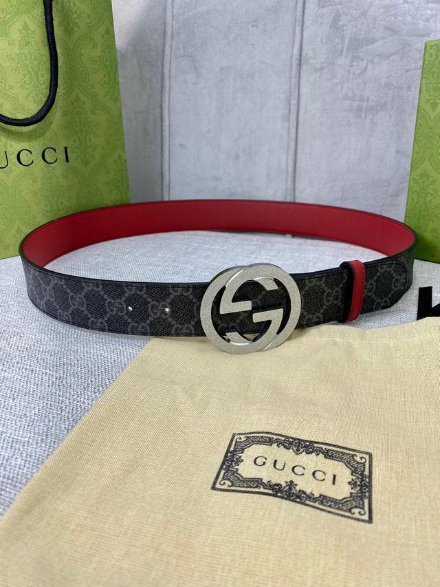 宽度4.0cm gucci 双面腰带，一侧为GG Supreme帆布，反面一侧为枣红色头层小牛皮。配以互扣式双G压砂钢扣采用真空电镀 厚度6.0mm