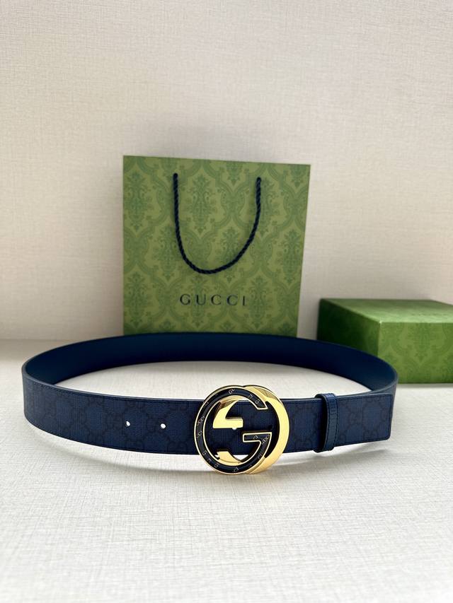 特 宽度3.8Cm Gucci 这款双面腰带巧妙融合gg Supreme帆布与头层品牌纹理材质，演绎历久弥新的实用设计理念。富有辨识度的双g配件再现典藏搭配，诠