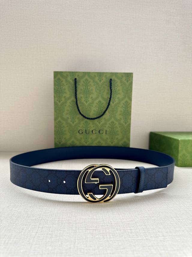 特 宽度3.8Cm Gucci 这款双面腰带巧妙融合gg Supreme帆布与头层品牌纹理材质，演绎历久弥新的实用设计理念。富有辨识度的双g配件再现典藏搭配，诠