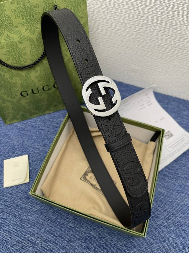 品牌 古驰 Gucci 特 描述 采用高级gucci Signature真皮精制而成，触感厚实，饰以双g商标带扣。腰带为意大利尺寸，请在购买前参阅腰带尺寸指南.