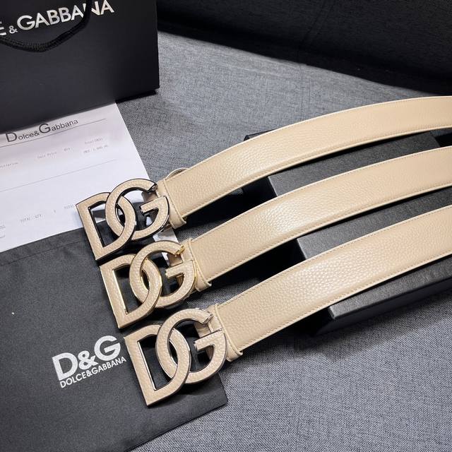 特 Dg。宽4.0Cm Dolce&Gabbana 全新鹿皮纹印花全小牛皮腰带,简约配饰,点缀个性化 Dg 徽标搭扣。Dg 徽标鹿皮纹印花小牛皮腰带