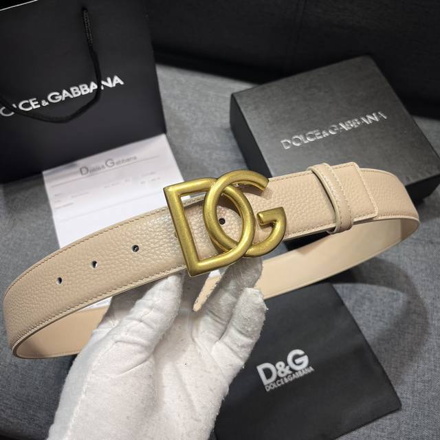 特 Dg。宽4.0Cm Dolce&Gabbana 全新鹿皮纹印花全小牛皮腰带,简约配饰,点缀个性化 Dg 徽标搭扣。Dg 徽标鹿皮纹印花小牛皮腰带