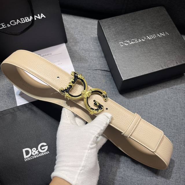 特 Dg。宽4.0Cm Dolce&Gabbana 全新鹿皮纹印花全小牛皮腰带,简约配饰,点缀个性化 Dg 徽标搭扣。Dg 徽标鹿皮纹印花小牛皮腰带