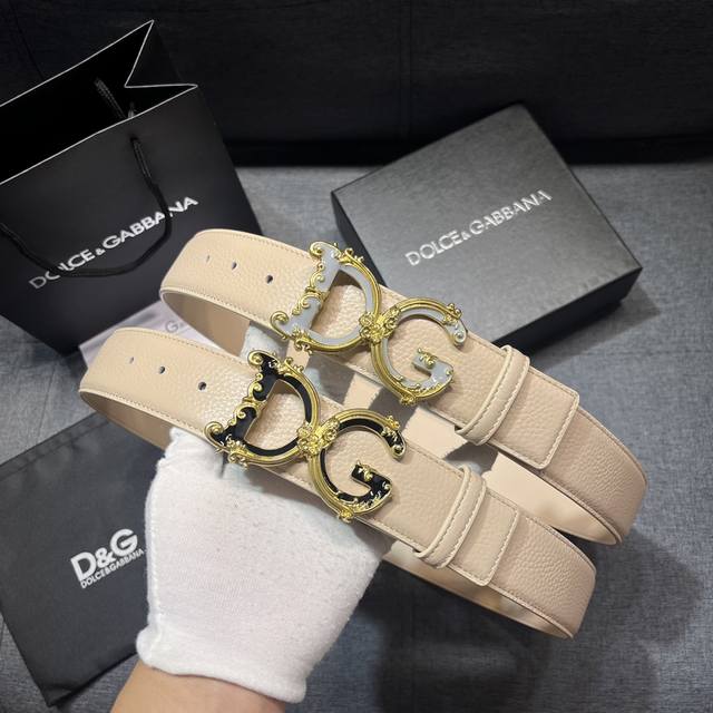 特 Dg。宽4.0Cm Dolce&Gabbana 全新鹿皮纹印花全小牛皮腰带,简约配饰,点缀个性化 Dg 徽标搭扣。Dg 徽标鹿皮纹印花小牛皮腰带