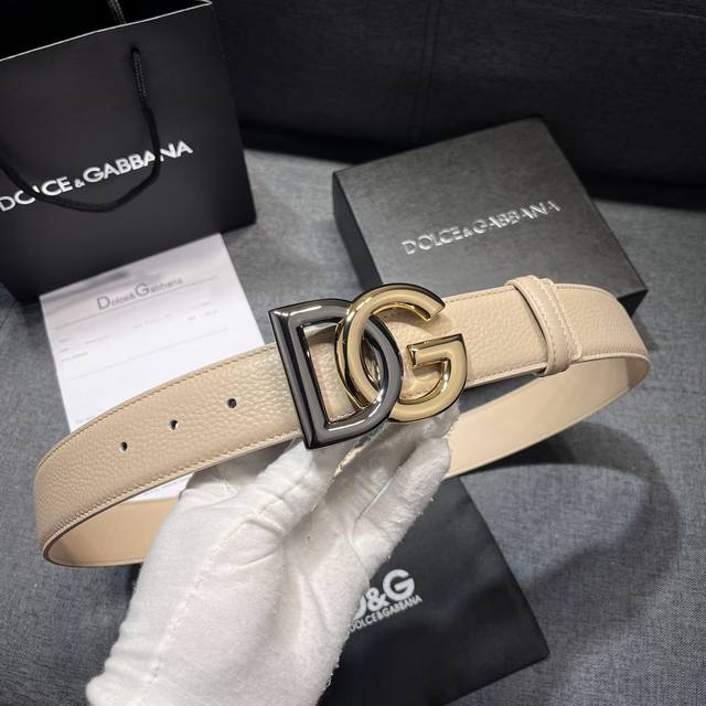 特 Dg。宽4.0Cm Dolce&Gabbana 全新鹿皮纹印花全小牛皮腰带,简约配饰,点缀个性化 Dg 徽标搭扣。Dg 徽标鹿皮纹印花小牛皮腰带