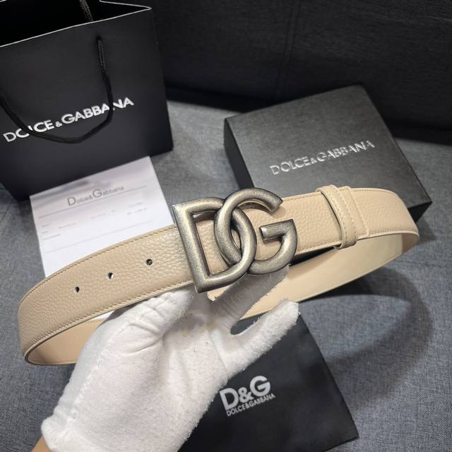 特 Dg。宽4.0Cm Dolce&Gabbana 全新鹿皮纹印花全小牛皮腰带,简约配饰,点缀个性化 Dg 徽标搭扣。Dg 徽标鹿皮纹印花小牛皮腰带