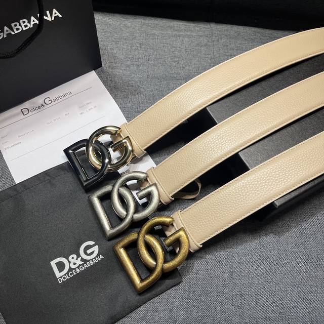 特 Dg。宽4.0Cm Dolce&Gabbana 全新鹿皮纹印花全小牛皮腰带,简约配饰,点缀个性化 Dg 徽标搭扣。Dg 徽标鹿皮纹印花小牛皮腰带