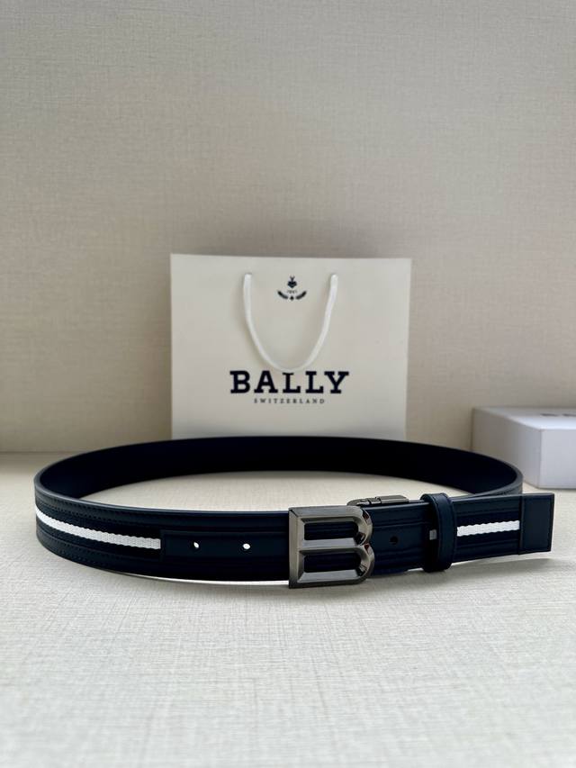 特 Bally 专柜新款男士腰带，宽 3.4Cm。其独特之处在于配布条夹头，采用进口头层牛皮，质地优良。B 字亮光扣精致闪耀，彰显品质。无论是搭配休闲装还是正装