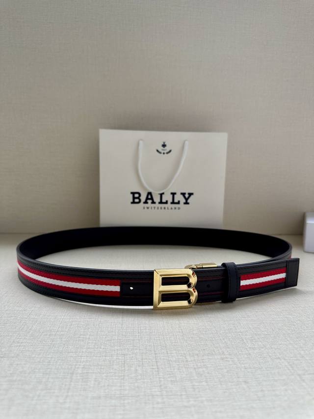 特 Bally 专柜新款男士腰带，宽 3.4Cm。其独特之处在于配布条夹头，采用进口头层牛皮，质地优良。B 字亮光扣精致闪耀，彰显品质。无论是搭配休闲装还是正装