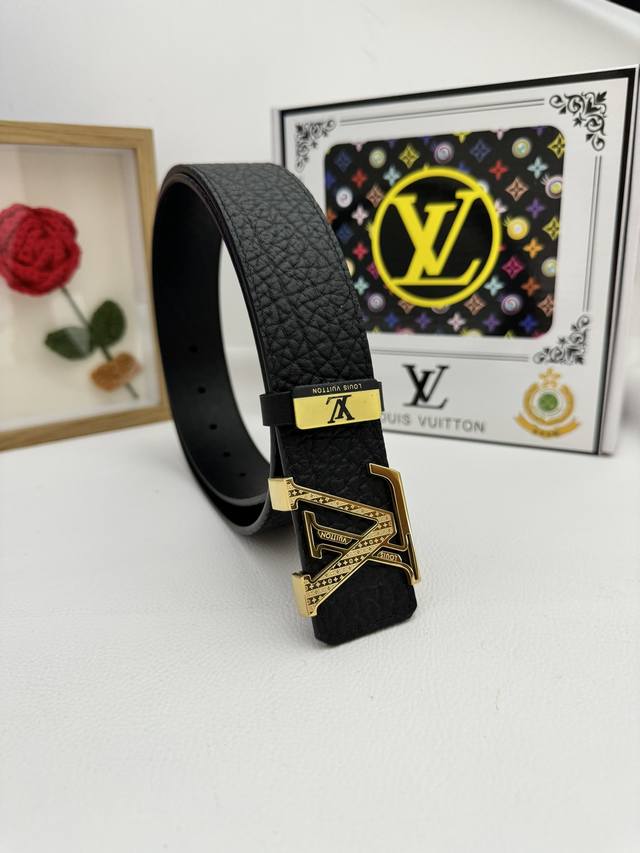 品名：Lv..路易..威登原单 材质：原单牛皮腰带 百分百头层牛皮腰带保证真皮，24K纯钢扣，专柜原单品质、做工精细，时尚大牌，送人自用首选 包装： 请认准如图