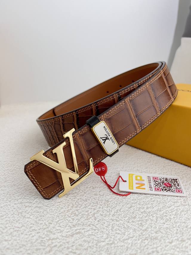 品名： Lv..路易..威登腰带皮带原单 型号：挂扣，经典纯钢材质面字母挂扣，头层牛皮，图片实物拍摄 材料：头层牛皮，挂扣系列，纯钢材质扣头，钯镀电镀工艺永不掉