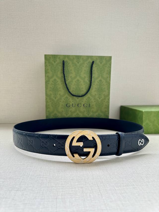 带宽3.8Cm Gucci 互扣式双g原单纹理钢扣腰带，采用热压印技术的gucci Signature皮革精制而成，触感厚实，印花图案清晰分明。