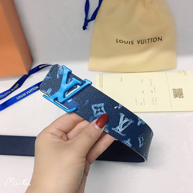 腰带皮带 Lv Shape 双面腰带为 Monogram 帆布和皮革的经典底蕴注入 Virgil Abloh 的少年心气。Lv 小伙伴形象流露谐谑意味，哑光 L