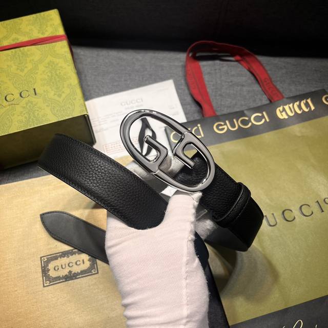 古奇 新款 宽3.5Cm 男士腰带 各式百搭单品继续为gucci 2024早春系列添姿加彩。这款时尚腰带以黑色皮革匠心呈现，配以由钯金色调金属打造的gucci铭