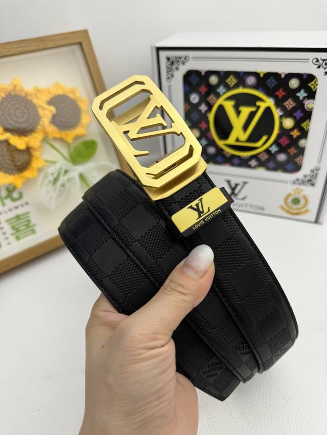 品名：Lv..路易..威登自动带 材质：原单牛皮腰带 百分百头层牛皮腰带保证真皮，24K纯钢扣，专柜原单品质、做工精细，时尚大牌，送人自用首选 包装： 请认准如