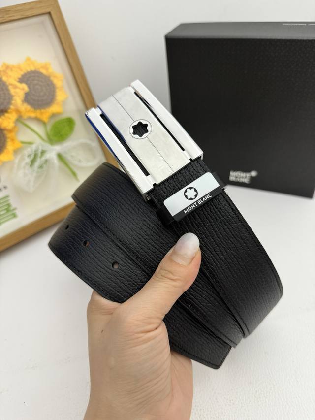 品名：万宝龙 Montblanc 材质：原单牛皮腰带 百分百头层牛皮腰带保证真皮，24K纯钢扣，专柜原单品质、做工精细，时尚大牌，送人自用首选 包装： 请认准如