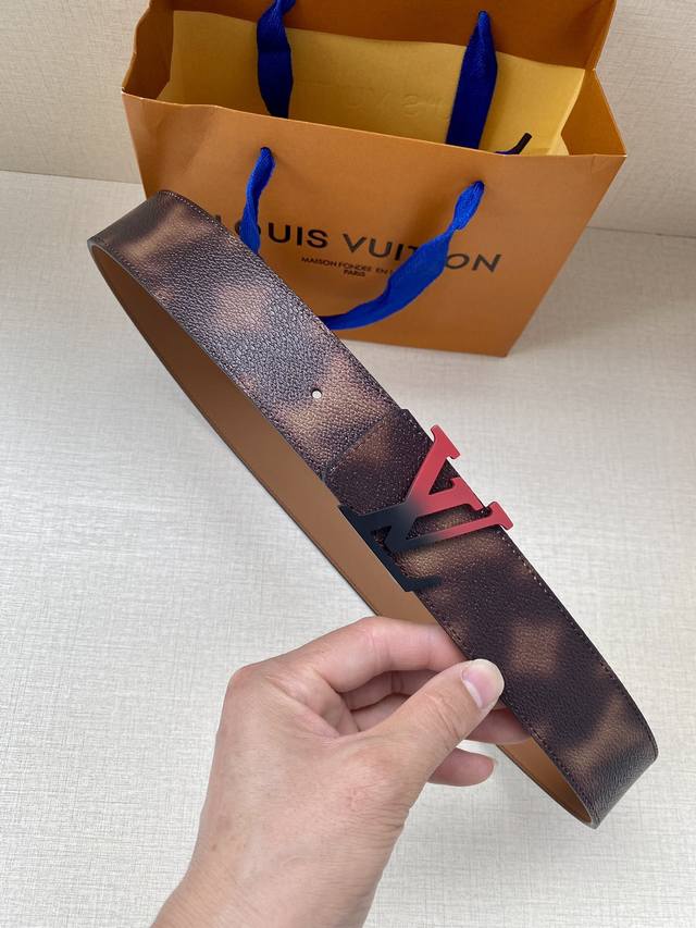 Lv Pyramide This Is Not Mng 双面腰带令 Monogram 图案沉入朦胧意境，反面衔接做旧光滑牛皮革，一展艺术气息。 。Lv Pyra