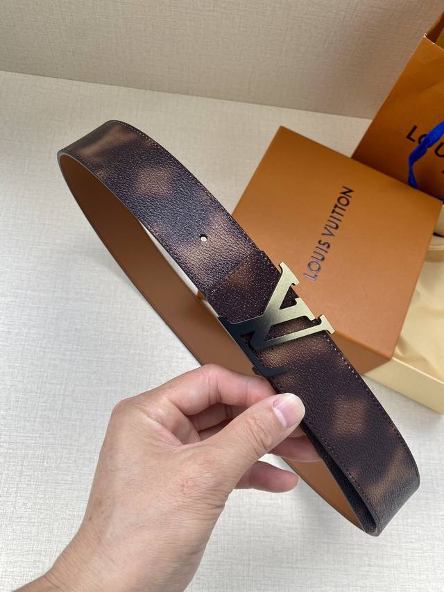 Lv Pyramide This Is Not Mng 双面腰带令 Monogram 图案沉入朦胧意境，反面衔接做旧光滑牛皮革，一展艺术气息。 。Lv Pyra