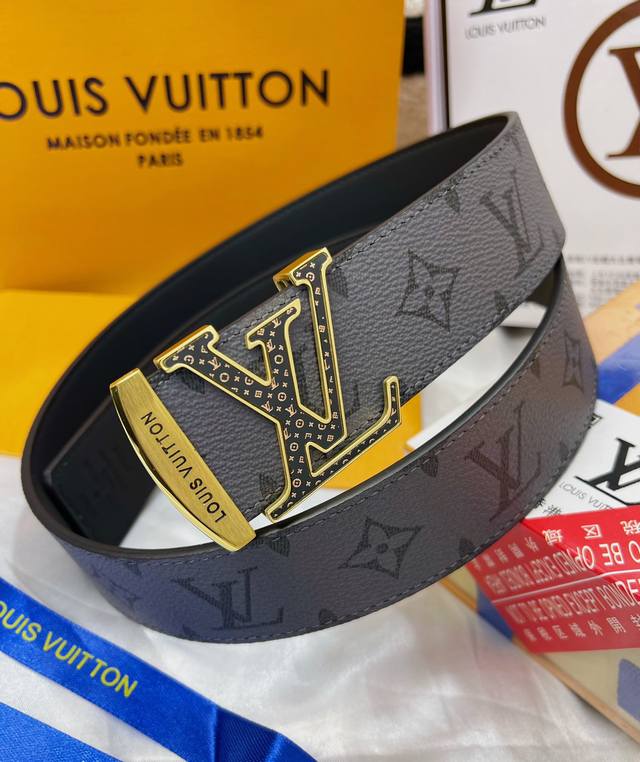 皮带：Lv..路易..威登顶级复刻. 腰带：原单品质百分百头层牛皮，保证真皮。雕花设计.真空电镀.永不掉色.24K纯钢扣进口头层灰老花系列双面可用专柜同等质量，