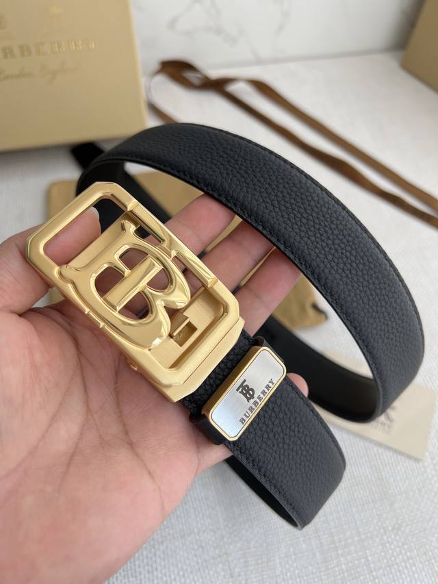 品名：巴宝莉.Burberry 腰带自动带 皮带 型号：自动扣，纯钢材质自动扣，自动带身，双面头层牛皮 材料：百分百头层牛皮，保证真皮。24K纯钢扣专柜同等质量