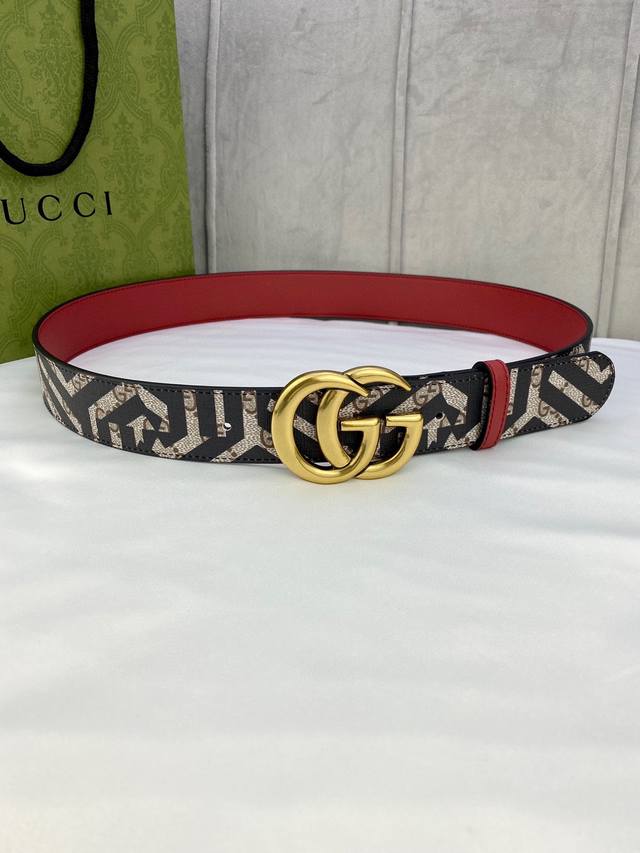 宽度4.0Cm Gucci 双面腰带，一侧为gg Supreme帆布，反面一侧为枣红色头层小牛皮。配以互扣式双g带扣。