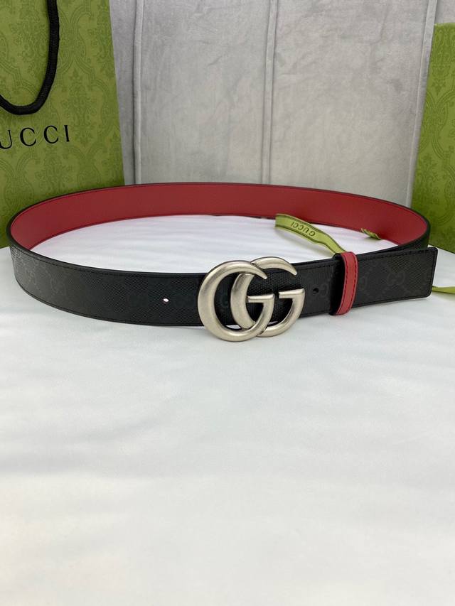 宽度4.0Cm Gucci 双面腰带，一侧为gg Supreme帆布，反面一侧为枣红色头层小牛皮。配以互扣式双g带扣。