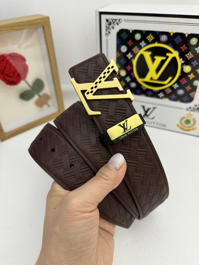 品名：Lv..路易..威登原单 材质：原单牛皮腰带 百分百头层牛皮腰带保证真皮，24K纯钢扣，专柜原单品质、做工精细，时尚大牌，送人自用首选 包装： 请认准如图