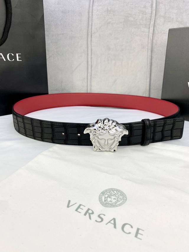 宽度4.0Cm Versace 范思哲 采用精挑细选进口牛皮，此款鹿皮腰带配有醒目的美杜莎头像搭扣，可为任何造型增添几分立体雅致效果。