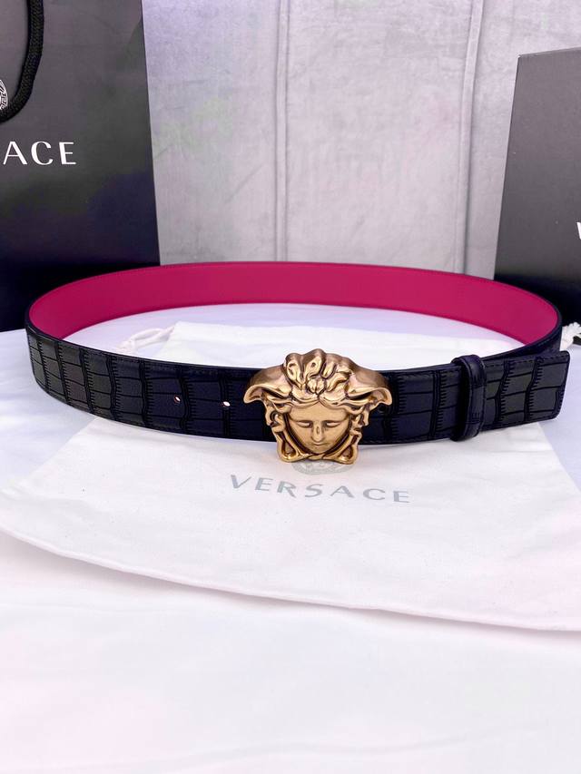 宽度4.0Cm Versace 范思哲 采用精挑细选进口牛皮，此款鹿皮腰带配有醒目的美杜莎头像搭扣，可为任何造型增添几分立体雅致效果。