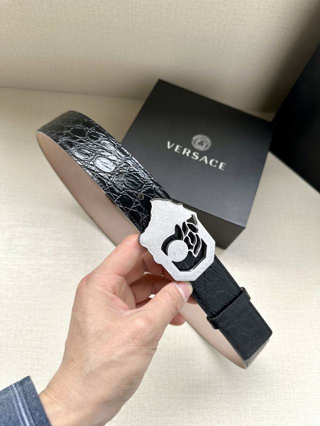 宽度4.0Cm Versace 范思哲 标志：腰带扣上的镂空美杜莎，赋予该款palazzo腰带很高的辨识度。腰带采用饰有mock Croc印花的柔软牛皮革制作。