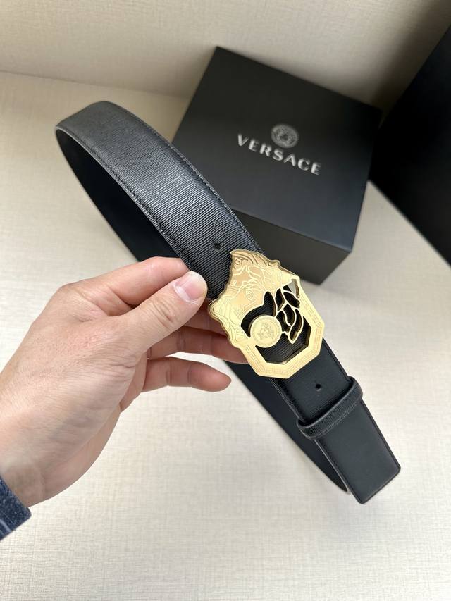 宽度4.0Cm Versace 范思哲 标志：腰带扣上的镂空美杜莎，赋予该款palazzo腰带很高的辨识度。腰带采用饰有mock Croc印花的柔软牛皮革制作。