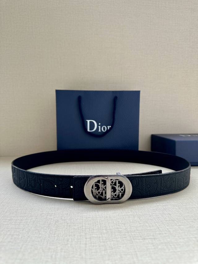 宽度3.5Cm 这款金属覆层不锈钢腰带扣展示 Cd Icon 标志和 Oblique Cosmo 图案，致敬 Dior 的经典图案。可与各式 35 毫米腰带搭配