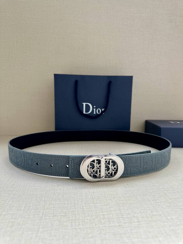 宽度3.5Cm 这款金属覆层不锈钢腰带扣展示 Cd Icon 标志和 Oblique Cosmo 图案，致敬 Dior 的经典图案。可与各式 35 毫米腰带搭配