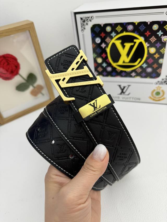 品名：Lv..路易..威登原单 材质：原单牛皮腰带 百分百头层牛皮腰带保证真皮，24K纯钢扣，专柜原单品质、做工精细，时尚大牌，送人自用首选 包装： 请认准如图