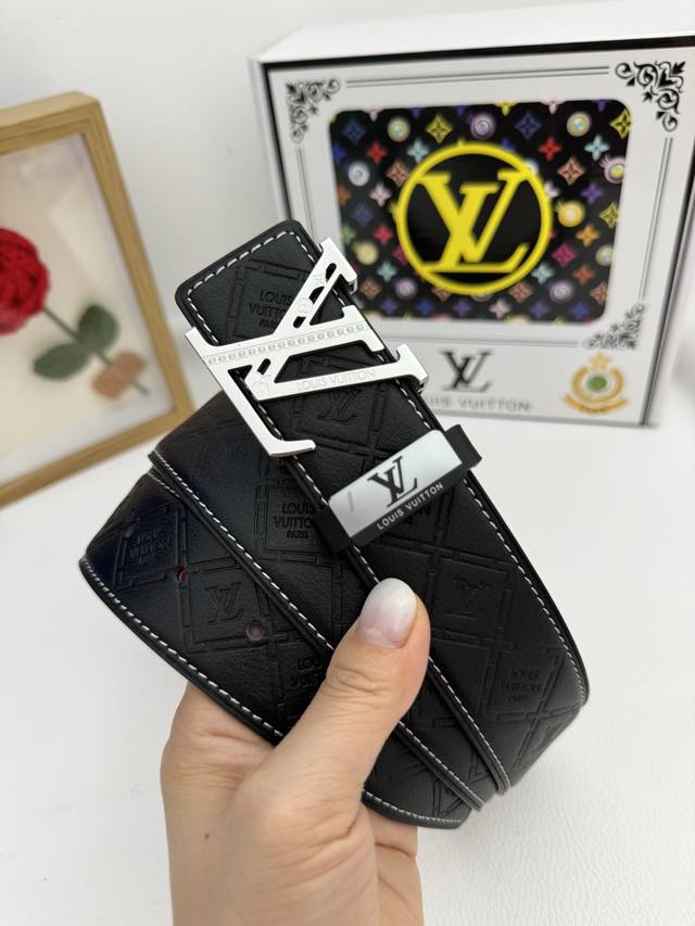 品名：Lv..路易..威登原单 材质：原单牛皮腰带 百分百头层牛皮腰带保证真皮，24K纯钢扣，专柜原单品质、做工精细，时尚大牌，送人自用首选 包装： 请认准如图