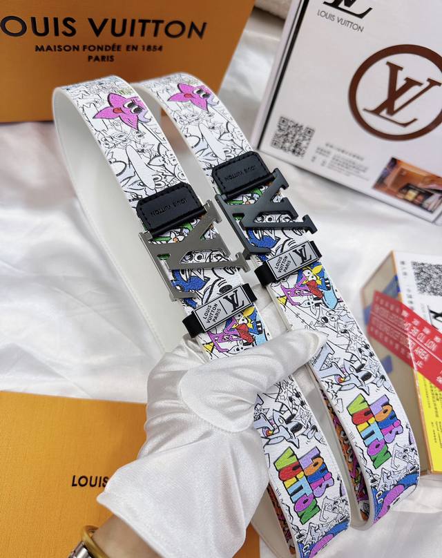 皮带：Lv..路易..威登顶级复刻. 腰带：原单品质百分百头层牛皮，保证真皮。镜面贴皮logo设计.真空电镀.永不掉色.24K纯钢扣手绘涂鸦图案艺术双面可用专柜