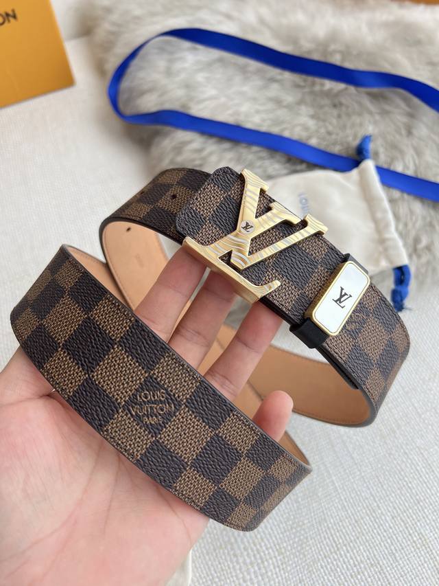 品名： Lv..路易..威登腰带皮带原单 型号：挂扣，经典纯钢材质挂扣，头层牛皮，图片实物拍摄 材料：头层牛皮，挂扣系列，纯钢材质扣头，钯镀电镀工艺永不掉色。原