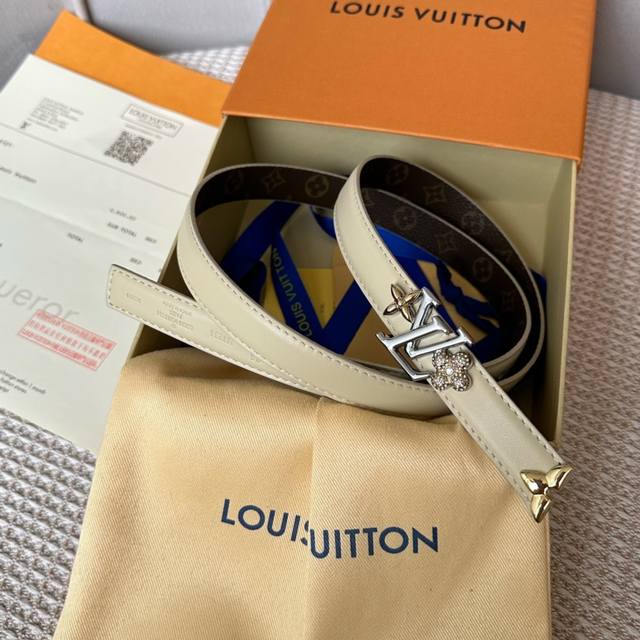 Lv S-Lock系列 寬度20Mm 驢家法國女士腰帶 全新風格定制帆布面料襯托細膩的進口小牛皮 皮帶末端有金色金屬花卉點綴 花卉側面視有logo鋼印標識 搭配