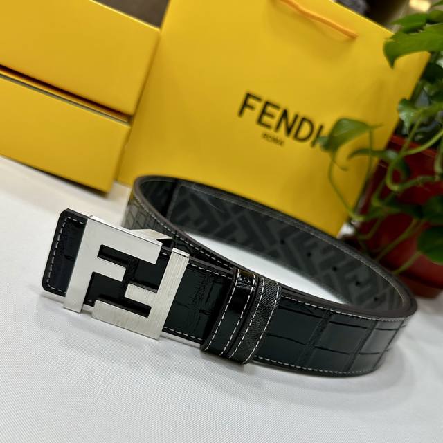 Fendi 芬迪 专柜同款 宽4.0Cm 双环正反用腰带 Ff按钉搭扣 黑色cuoio Romano皮革材质 反面面料带有烟草黄和黑色ff图案 四方金属饰面 时