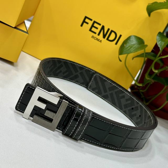 Fendi 芬迪 专柜同款 宽4.0Cm 双环正反用腰带 Ff按钉搭扣 黑色cuoio Romano皮革材质 反面面料带有烟草黄和黑色ff图案 四方金属饰面 时