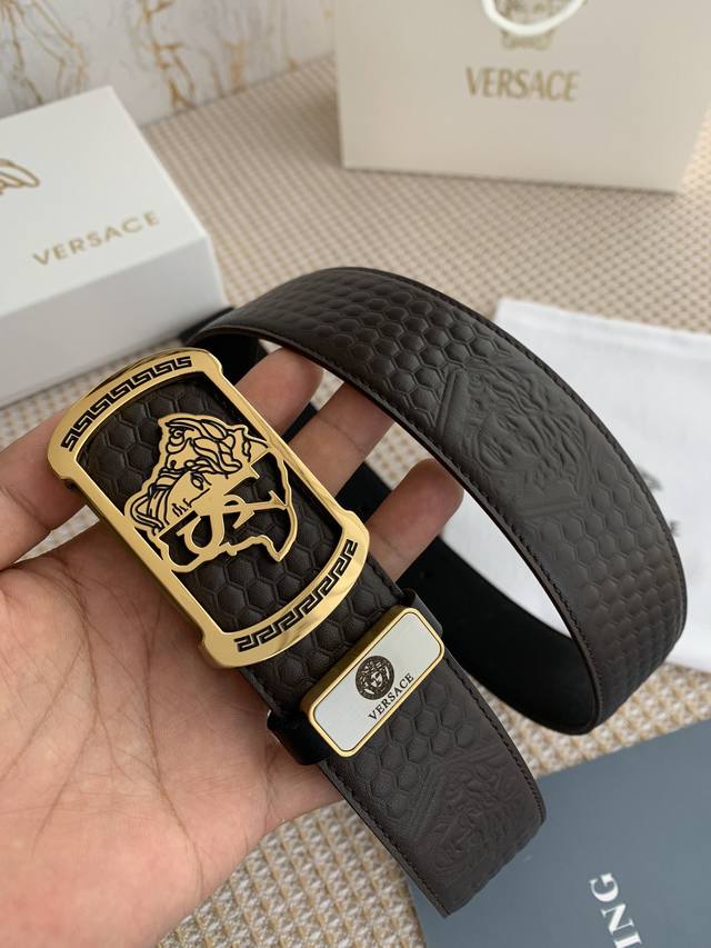 品名：Versace.范思哲原单 型号：挂扣，经典人头纯钢挂扣，图片实物拍摄 材料：百分百头层牛皮，保证真皮。24K纯铜扣双面可用专柜同等质量， 原版头层牛皮经