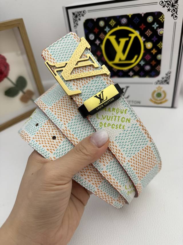 品名：Lv..路易..威登原单 材质：原单牛皮腰带 百分百头层牛皮腰带保证真皮，24K纯钢扣，专柜原单品质、做工精细，时尚大牌，送人自用首选 包装： 请认准如图