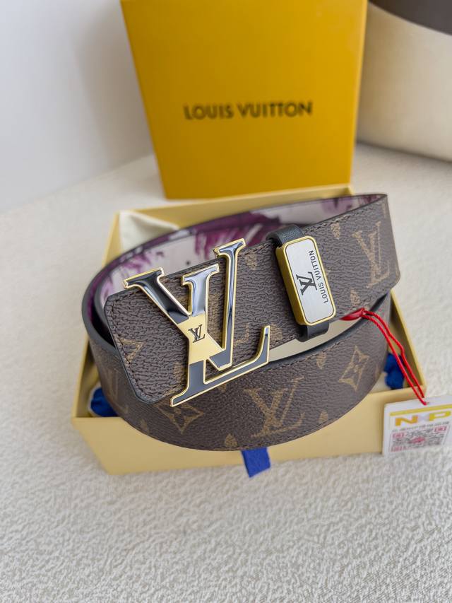 品名： Lv..路易..威登腰带皮带原单 型号：挂扣，经典纯钢材质磨胶面字母挂扣，头层牛皮，图片实物拍摄 材料：头层牛皮，挂扣系列，纯钢材质扣头，钯镀电镀工艺永