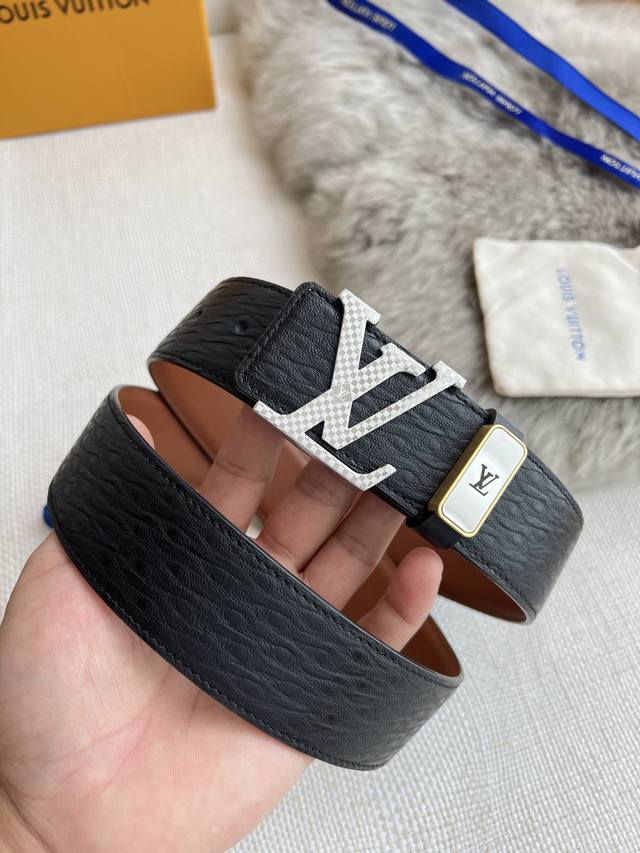 品名： Lv..路易..威登腰带皮带原单 型号：挂扣，经典纯钢材质挂扣，头层牛皮，图片实物拍摄 材料：头层牛皮，挂扣系列，纯钢材质扣头，钯镀电镀工艺永不掉色。原